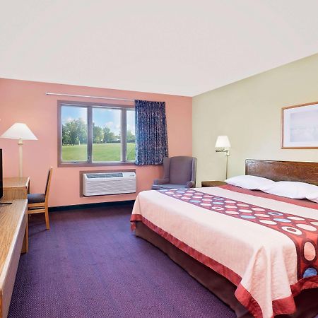 Super 8 By Wyndham Sturgeon Bay Hotel Екстериор снимка