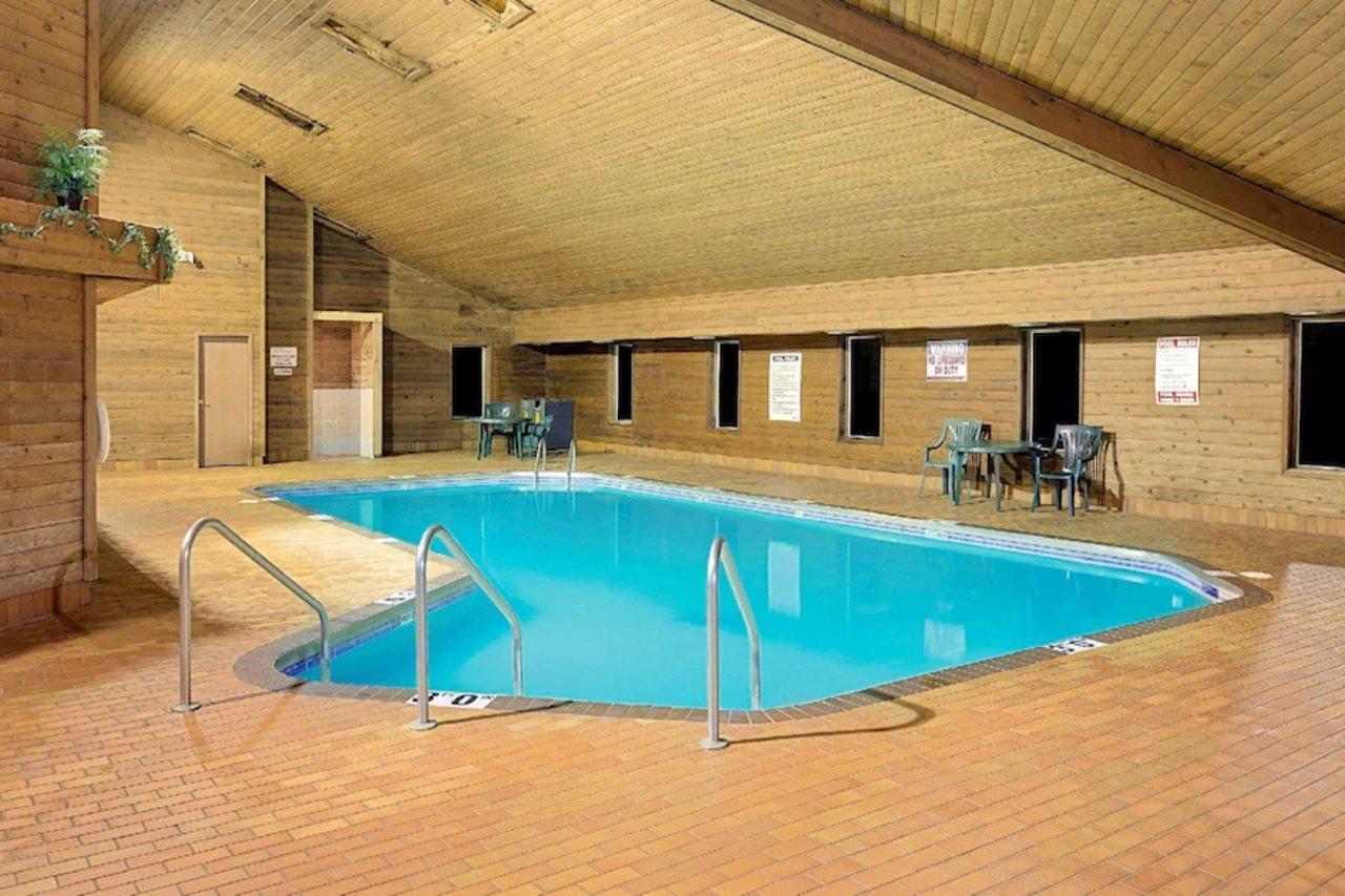 Super 8 By Wyndham Sturgeon Bay Hotel Екстериор снимка