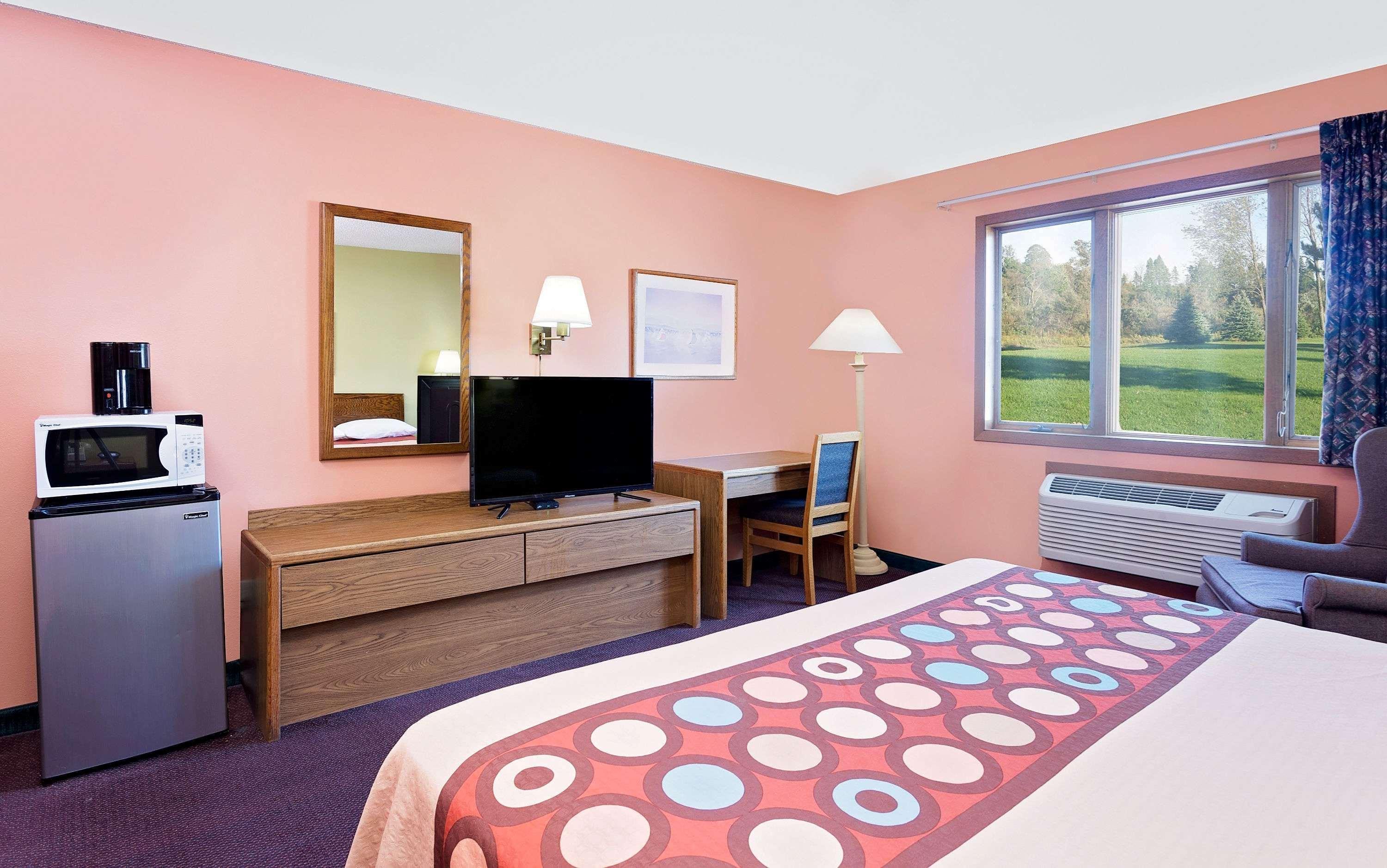Super 8 By Wyndham Sturgeon Bay Hotel Екстериор снимка