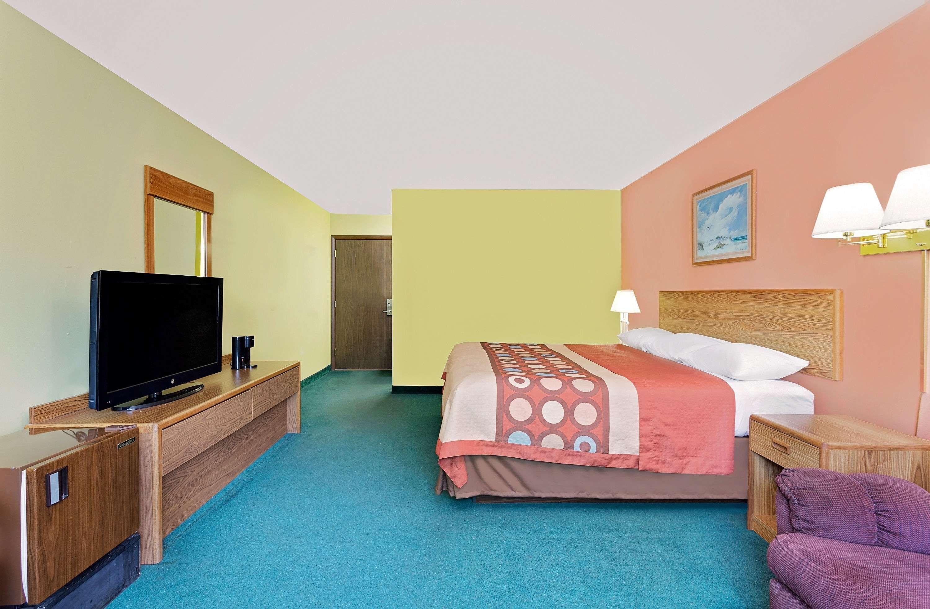 Super 8 By Wyndham Sturgeon Bay Hotel Екстериор снимка