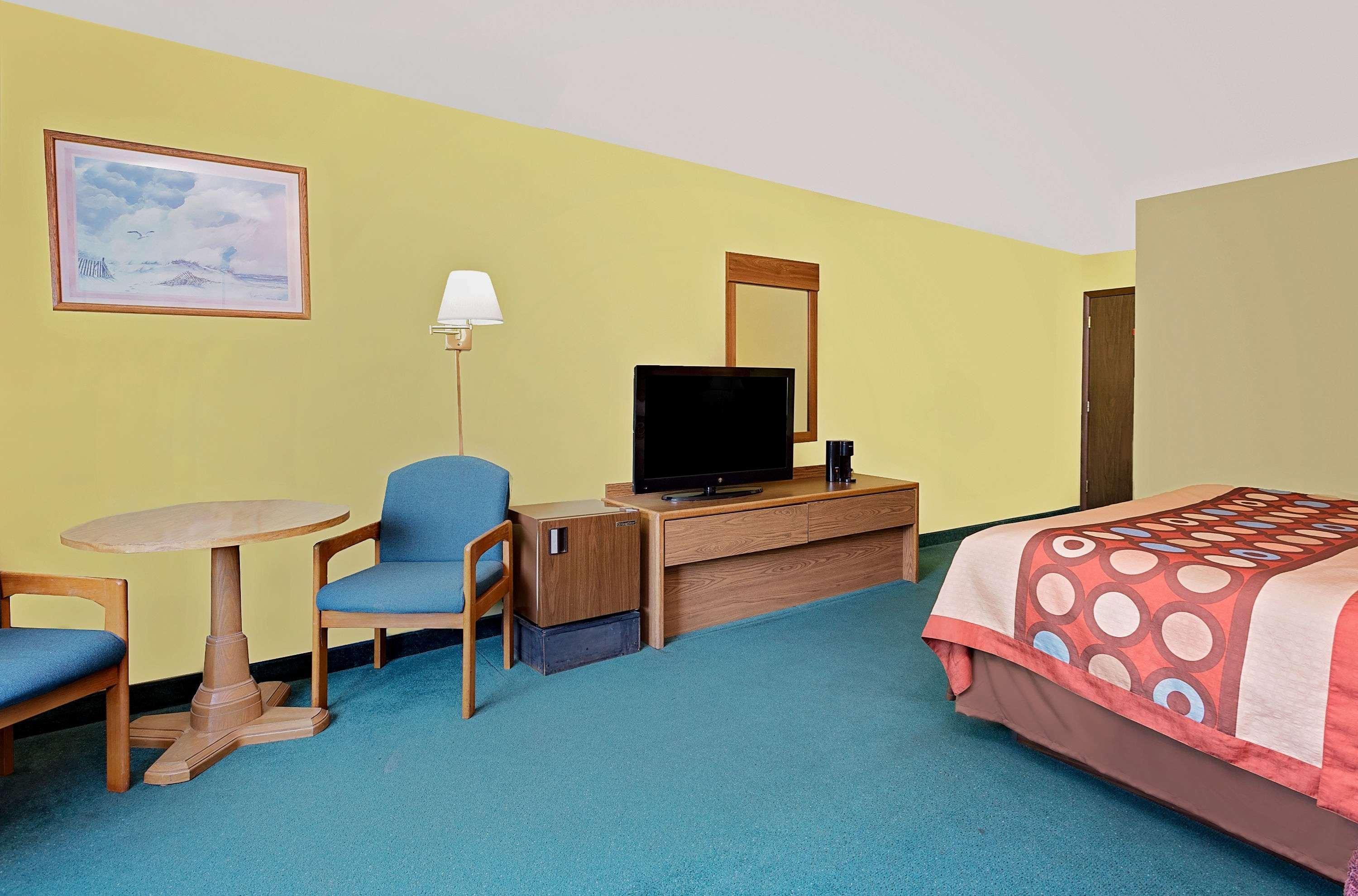 Super 8 By Wyndham Sturgeon Bay Hotel Екстериор снимка