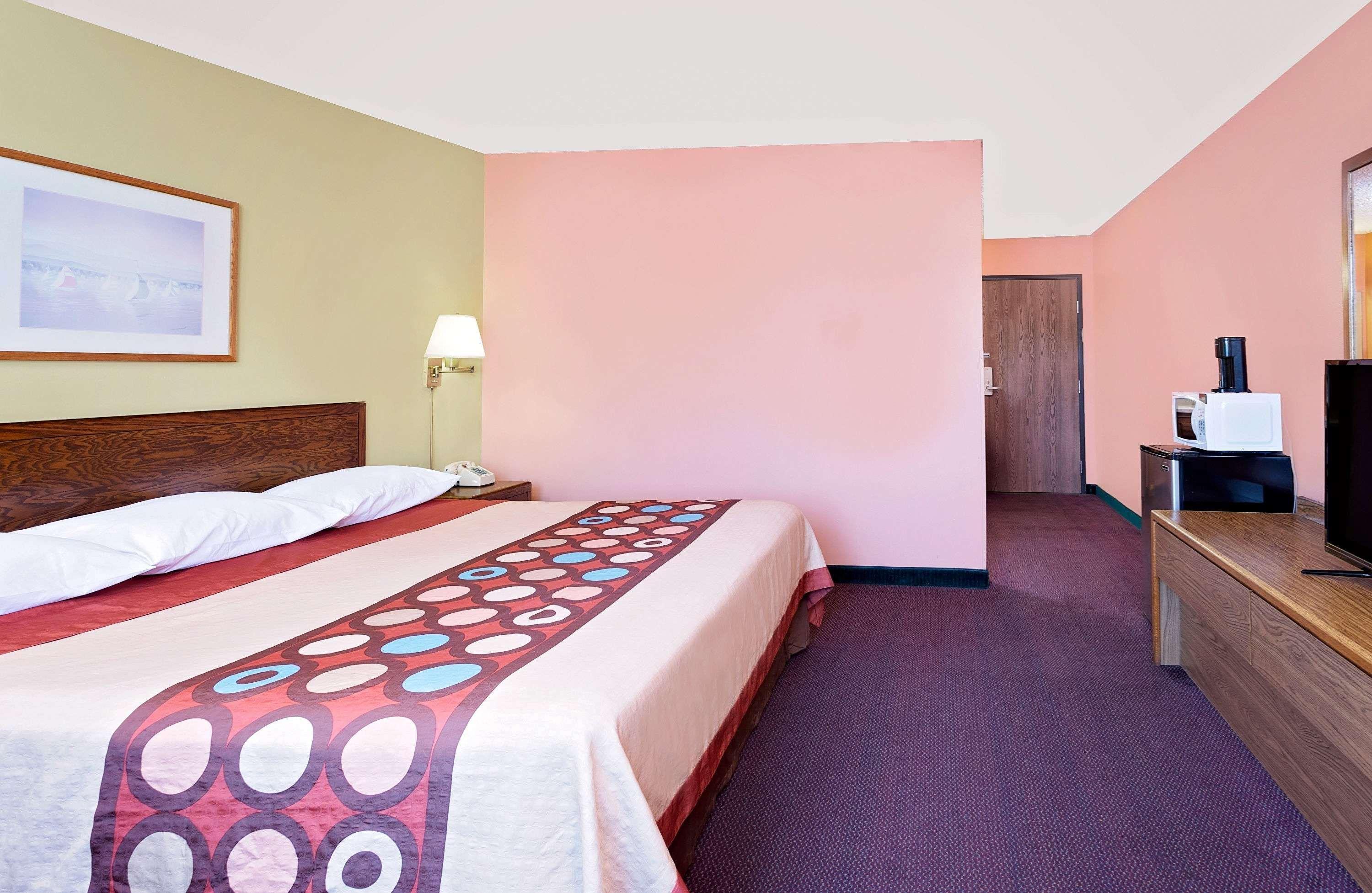 Super 8 By Wyndham Sturgeon Bay Hotel Екстериор снимка