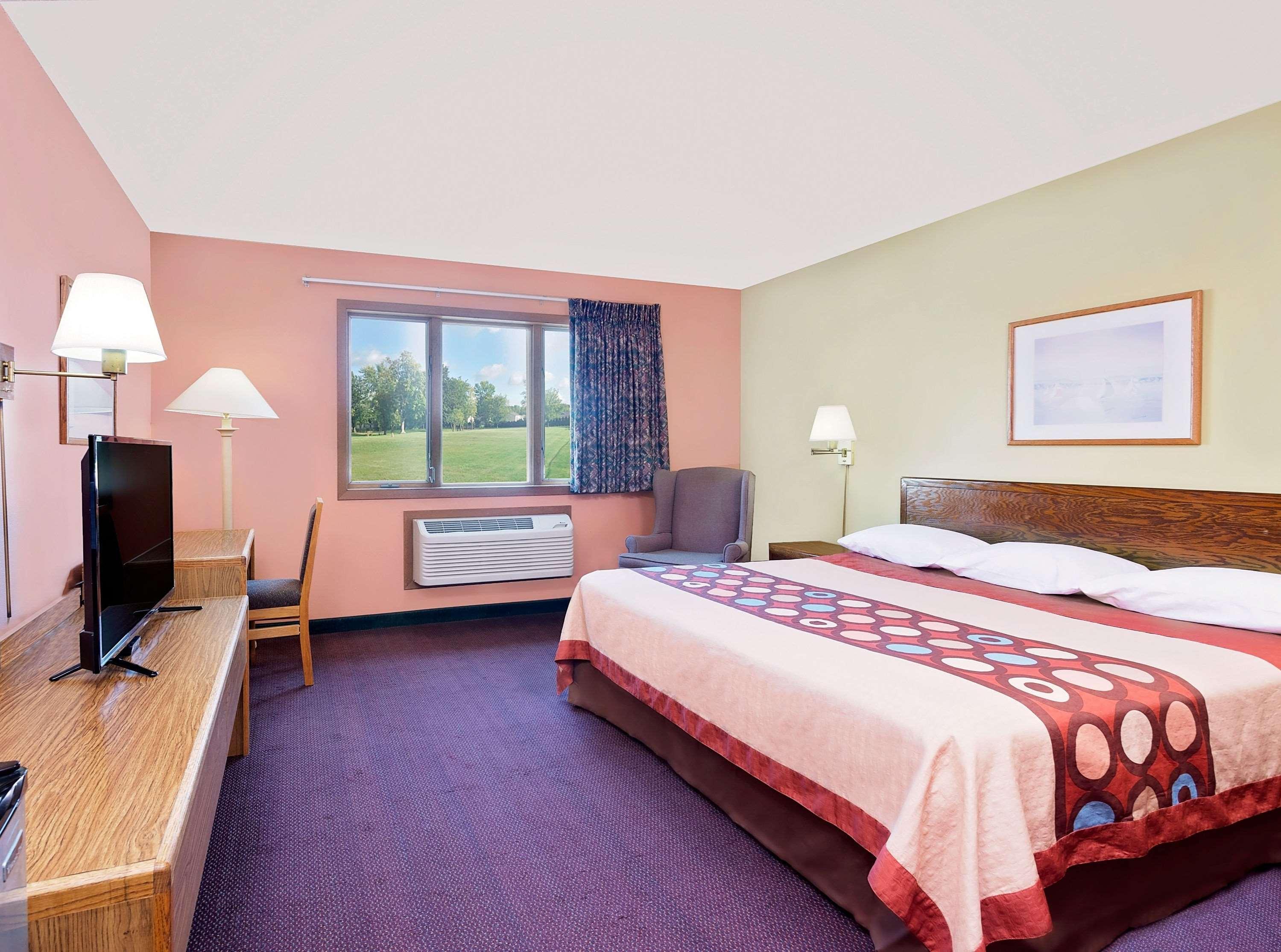 Super 8 By Wyndham Sturgeon Bay Hotel Екстериор снимка