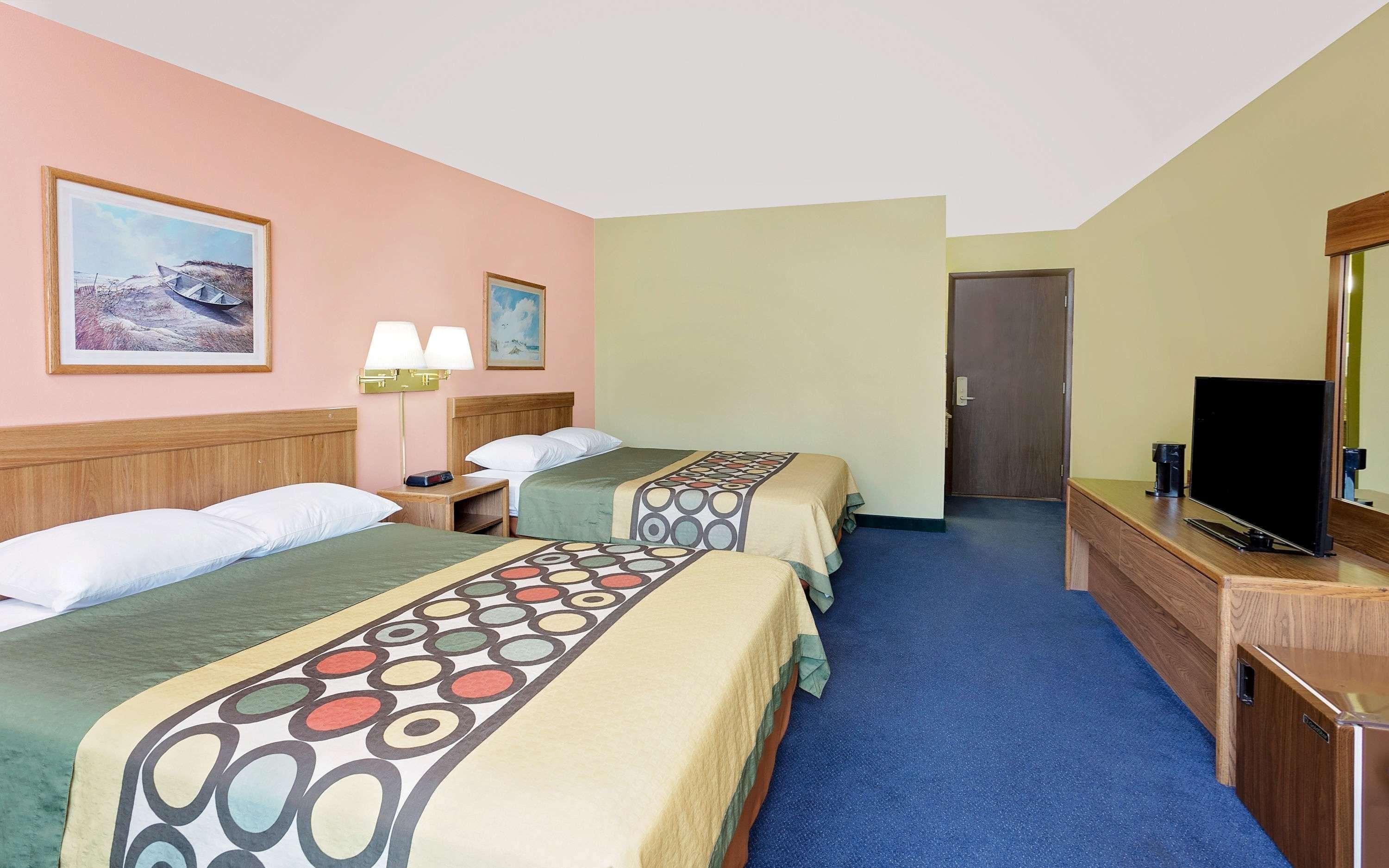 Super 8 By Wyndham Sturgeon Bay Hotel Екстериор снимка
