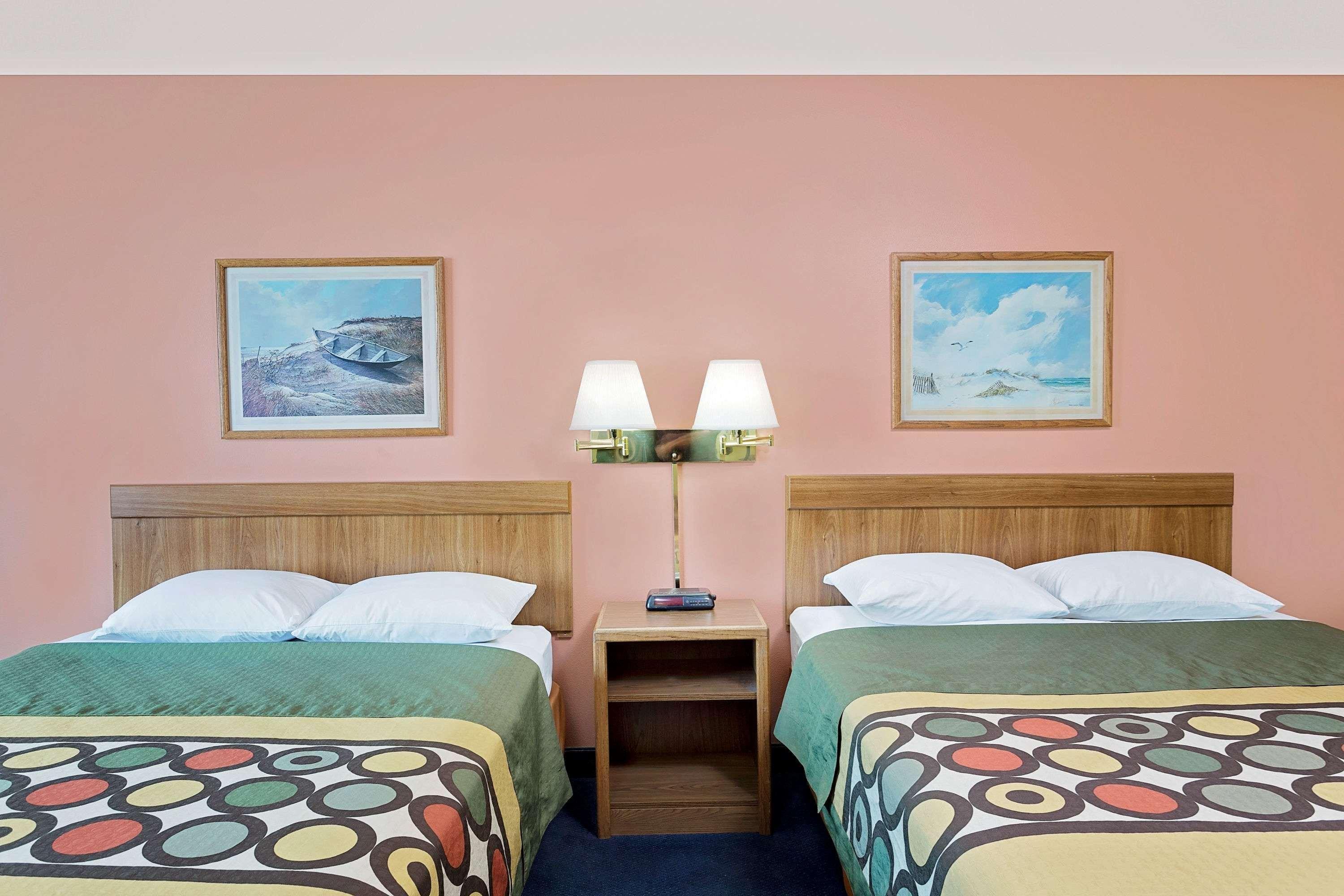Super 8 By Wyndham Sturgeon Bay Hotel Екстериор снимка