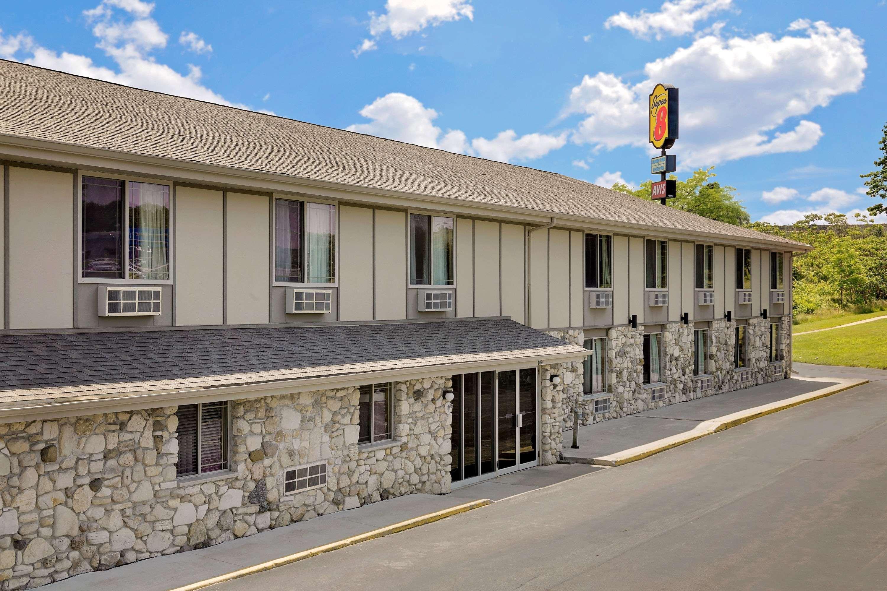 Super 8 By Wyndham Sturgeon Bay Hotel Екстериор снимка