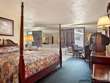 Super 8 By Wyndham Sturgeon Bay Hotel Стая снимка